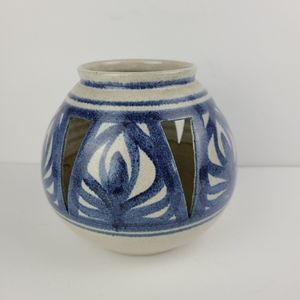 Vintage flower vase/pot